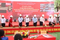 Phó Thủ tướng Mai Văn Chính và các đại biểu động thổ khởi công Trường phổ thông nội trú liên cấp tiểu học và trung học cơ sở Ia Rvê.