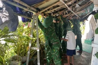 Cán bộ, chiến sĩ Đồn Biên phòng Xuân Đài giúp dân khắc phục hậu quả sau bão số 13.