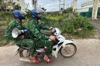 Cán bộ, chiến sĩ Đồn Biên phòng An Hải tuyên truyền, hướng dẫn ngư dân đưa tàu thuyền vào nơi tránh trú an toàn trước diễn biến phức tạp của bão số 15.