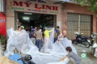 Người dân phường Tuy Hòa mua ni-lông về che đậy nhà cửa, tài sản ứng phó với bão 13.