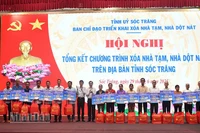 Lãnh đạo tỉnh Sóc Trăng trao quà và nhà cho hộ nghèo.