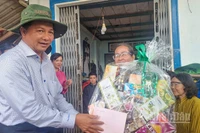 Bí thư Tỉnh ủy Vĩnh Long Trần Văn Lâu trao quà cho người dân vùng sạt lở cồn Thanh Long. 