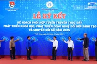 Đại biểu thực hiện nghi thức bấm nút để phát động triển khai chương trình.