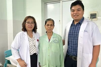 Bệnh nhân hồi phục sức khỏe tốt cùng các bác sĩ Khoa Ngoại tổng quát. 