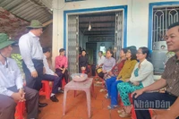 Bí thư Tỉnh ủy Vĩnh Long Trần Văn Lâu chia sẻ khó khăn với người dân cồn Thanh Long. 