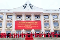 Các đại biểu cắt băng khánh thành Nhà văn hóa nghệ thuật tỉnh Phú Thọ.