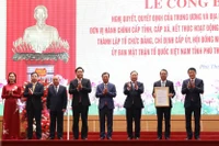 Đại tướng Lương Tam Quang trao Quyết định công bố thành lập Đảng bộ tỉnh Phú Thọ.