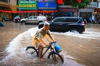 [Ảnh] Nhiều tuyến phố Hà Nội ngập sâu, xe đạp thành phương tiện "ưu việt"