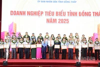 Tuyên dương, khen thưởng các doanh nghiệp tiêu biểu của tỉnh Đồng Tháp.