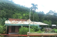 Nguy cơ sạt lở cao ở khu vực đồi Phòng Không trong những ngày mưa lũ này nên chính quyền địa phương đã sơ tán người dân ở phía dưới chân đồi.