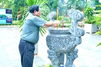 Thủ tướng Phạm Minh Chính dâng hương tưởng niệm các Anh hùng liệt sĩ tại Di tích lịch sử bến phà II Long Đại. (Ảnh: THANH GIANG)