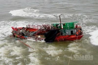 Tàu cá bị nạn ngay cửa sông Nhật Lệ, 8 ngư dân được ứng cứu kịp thời.