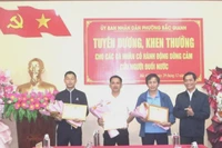 Chủ tịch Ủy ban nhân dân phường Bắc Gianh Nguyễn Văn Tình trao giấy khen cho 3 cá nhân dũng cảm cứu người bị nạn.