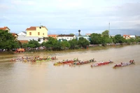 Các thuyền bơi nam vào điểm buông phao xuất phát. 