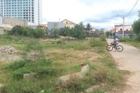 Các lô đất tại phường Hải Thành (nay là phường Đồng Hới) tỉnh Quảng Trị có mức trúng giá tăng gần 3 lần so với giá khởi điểm nhờ lợi thế về dịch vụ khi gần bờ biển Nhật Lệ.