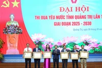 Bí thư Tỉnh ủy Quảng Trị Nguyễn Văn Phương trao tặng phần thưởng cao quý cho các tập thể, cá nhân có thành tích xuất sắc.