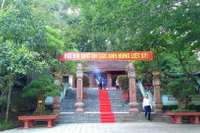 Đền tưởng niệm Anh hùng liệt sĩ đường 20 Quyết thắng (còn gọi là hang Tám thanh xung phong).