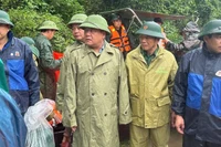 Chủ tịch tỉnh Quảng Trị Trần Phong (thứ 3 từ phải sang) kiểm tra việc ứng phó với mưa lũ ở vùng đồng bào Rục, xã Kim Điền chiều 3/11.