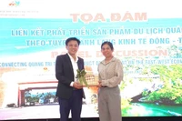 Đại diện lãnh đạo Sở Văn hóa, Thể thao và Du lịch Quảng Trị (bên trái) tặng quà cho đại biểu dự Tọa đàm.