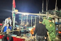 Trạm Biên phòng cửa khẩu cảng Hòn La tiếp nhận 7 thuyền viên tàu cá Thanh Hóa bị chìm trên biển.