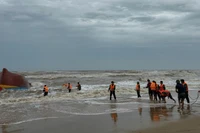 Lực lượng chức năng tỉnh Quảng Trị thực hiện cứu nạn tàu cá, tìm kiếm ngư dân mất tích.