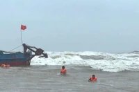 Lực lượng chức năng của xã Ninh Châu, tỉnh Quảng Trị cứu hộ các thuyền viên trên tàu bị sự cố hỏng máy.