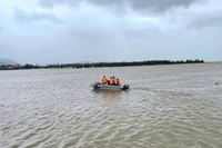 Lực lượng của Đồn Biên phòng Roòn tìm kiếm ngư dân bị mất tích ở cửa sông Roòn. 