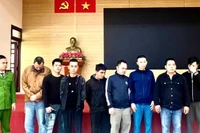 Các đối tượng đánh bạc bằng cách cá độ bóng đá trên không gian mạng bị Công an tỉnh Quảng Trị tạm giữ hình sự.