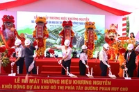 Các đại biểu thực hiện nghi thức khởi công dự án. 