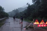 Lực lượng chức năng rào chắn, cảnh báo về sự cố của đoạn đường. (Ảnh: TRƯỜNG SƠN)