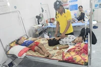 Các học sinh nghi bị ngộ độc thực phẩm được truyền nước, theo dõi.