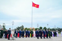 Các đại biểu dự lễ báo công thực hiện nghi thức chào cờ.