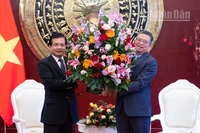 Đại sứ Lào Somphone Sichaleune tặng lẵng hoa chúc Tết Đại sứ Phạm Thanh Bình.