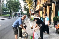 Người dân vệ sinh môi trường chào mừng Đại lễ. 