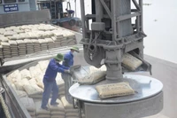 Xuất xi-măng tại cảng của VICEM Hoàng Thạch. (Ảnh MẠNH HƯNG)