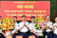 Đồng chí Tư lệnh Cảnh sát biển Việt Nam chúc mừng Thiếu tướng Ngô Bình Minh và Đại tá Trần Xuân Lương.