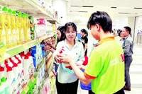 Người dân chọn mua hàng hóa khuyến mãi tại một cửa hàng Satrafoods ở tầng hầm nhà ga Metro Bến Thành. (Ảnh CTV)