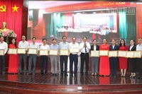 Khen thưởng các tập thể và cá nhân có thành tích xuất sắc. 