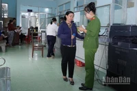 Công an phường Trung An (tỉnh Đồng Tháp) hướng dẫn người dân thực hiện thủ tục hành chính. (Ảnh: DUY PHƯƠNG)