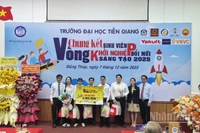 Ban tổ chức trao giải Đặc biệt cho Dự án “Chanh dây Plus-Đa dạng hóa sản phẩm từ chanh dây”. 