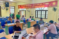 Giao dịch khách hàng tại Điểm giao dịch của Ngân hàng Chính sách xã hội tỉnh Cao Bằng.