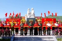 Các đại biểu cắt băng khánh thành thành tượng đài “Bác Hồ với chiến sĩ Biên phòng”.