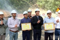 Chủ tịch Ủy ban nhân dân tỉnh Lâm Đồng Hồ Văn Mười (thứ ba, bên phải) trao bằng khen tặng các đơn vị có thành tích xuất sắc trong khắc phục sự cố sạt lở đèo Mimosa.