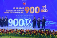 Lãnh đạo Bộ Tài chính, Cục Hải quan tại Lễ ghi nhận tổng giá trị xuất nhập khẩu hàng hóa cán mốc 900 tỷ USD. (Ảnh: MINH PHƯƠNG)