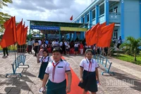 Học sinh Trường tiểu học 5 Sông Đốc vui mừng khi tương lai có trường mới đạt chuẩn.