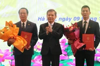 Chánh án Tòa án nhân dân tối cao trao quyết định cho hai cán bộ mới được bổ nhiệm.