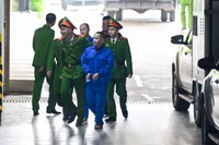 Bị cáo bị dẫn giải ra tòa.