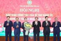 Đồng chí Phan Đình Trạc tặng hoa chúc mừng Chánh án Tòa án nhân dân tối cao Nguyễn Văn Quảng.