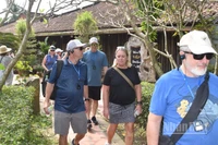 Du khách nước ngoài đến tham quan nhà cổ ông Kiệt vào ngày 2/12/2025.