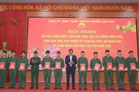 Lãnh đạo phường Long Biên tặng sổ tiết kiệm cho các tân binh. (ảnh: Minh Phúc).